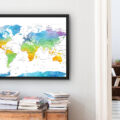 wereldkaart aan muur met lamp en stoelen